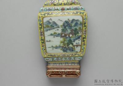 图片[2]-Hanging vase with handles and decoration of landscape and flowers in fencai enamels on a yellow ground, Qing dynasty, Jiaqing reign (1796-1820)-China Archive